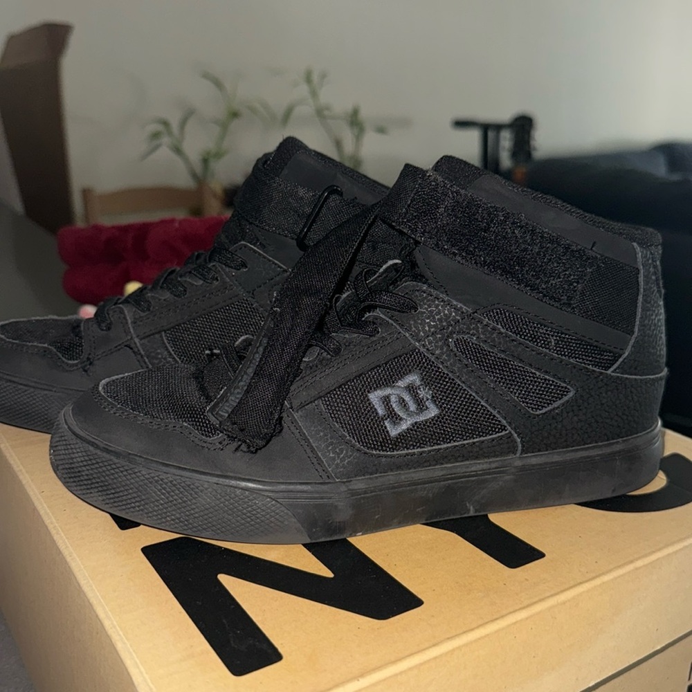 DC tennis shoes